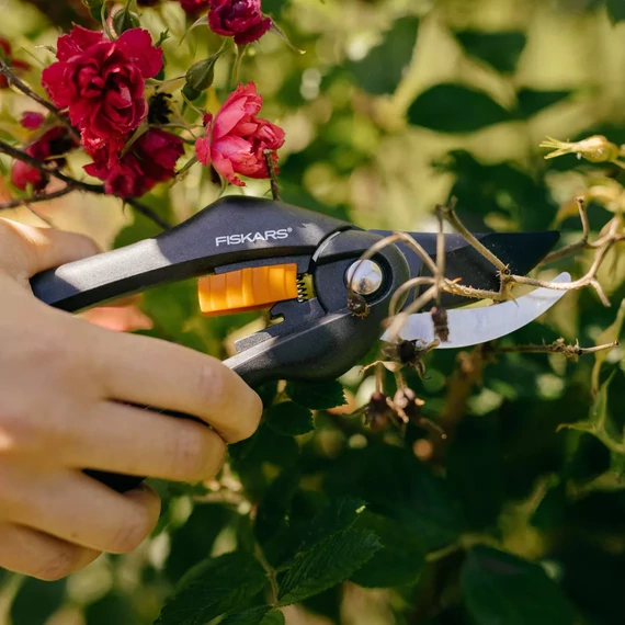 FISKARS_SingleStep_mellevago_metszoollo_P26_5